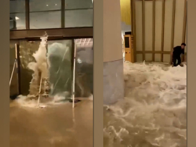 富麗敦海洋公園酒店大堂玻璃被水沖爆　有人被水沖至失平衡跌倒