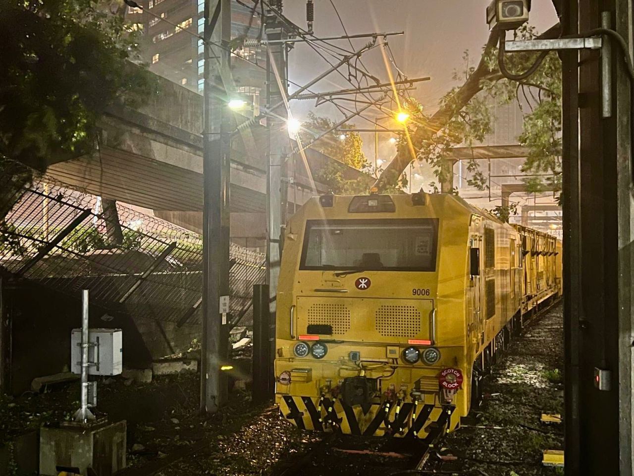 港鐵初部預計網絡較長露天段的鐵路綫，包括東鐵綫、屯馬綫、機場快綫、東涌綫及輕鐵等，或會需要頗長時間檢查及搶修。（港鐵提供）