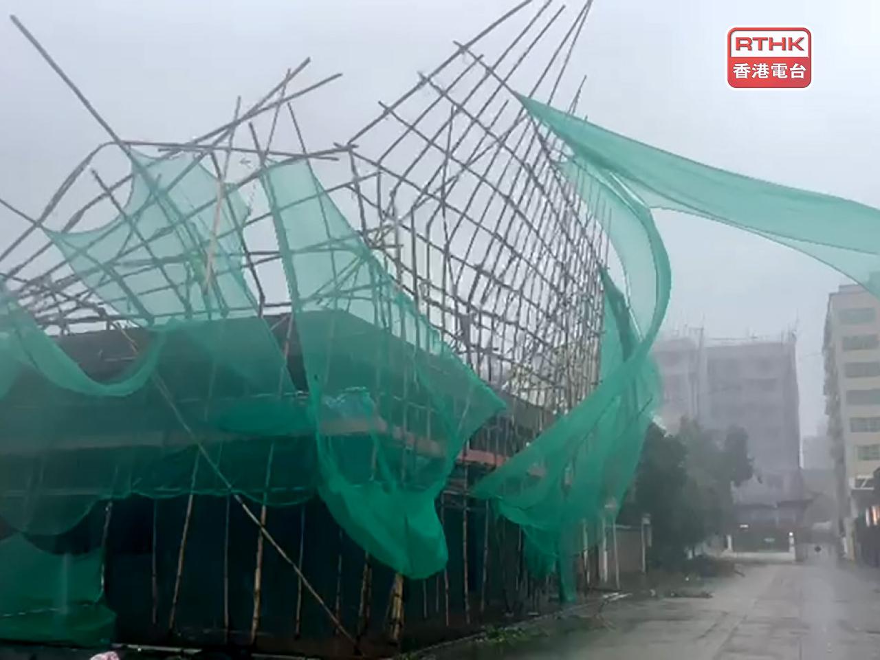 警方表示，路面仍有積水、倒塌樹木和棚架等潛在危險，呼籲市民切勿掉以輕心。（陳韋丞攝）
