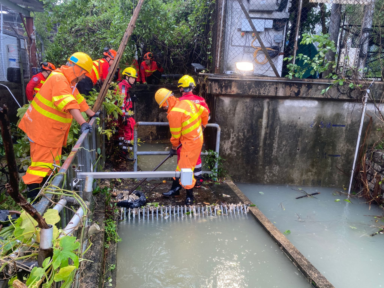 渠務署緊急應變隊伍聯同消防員在沙田曾大屋處理水浸。（渠務署社交網頁圖片）