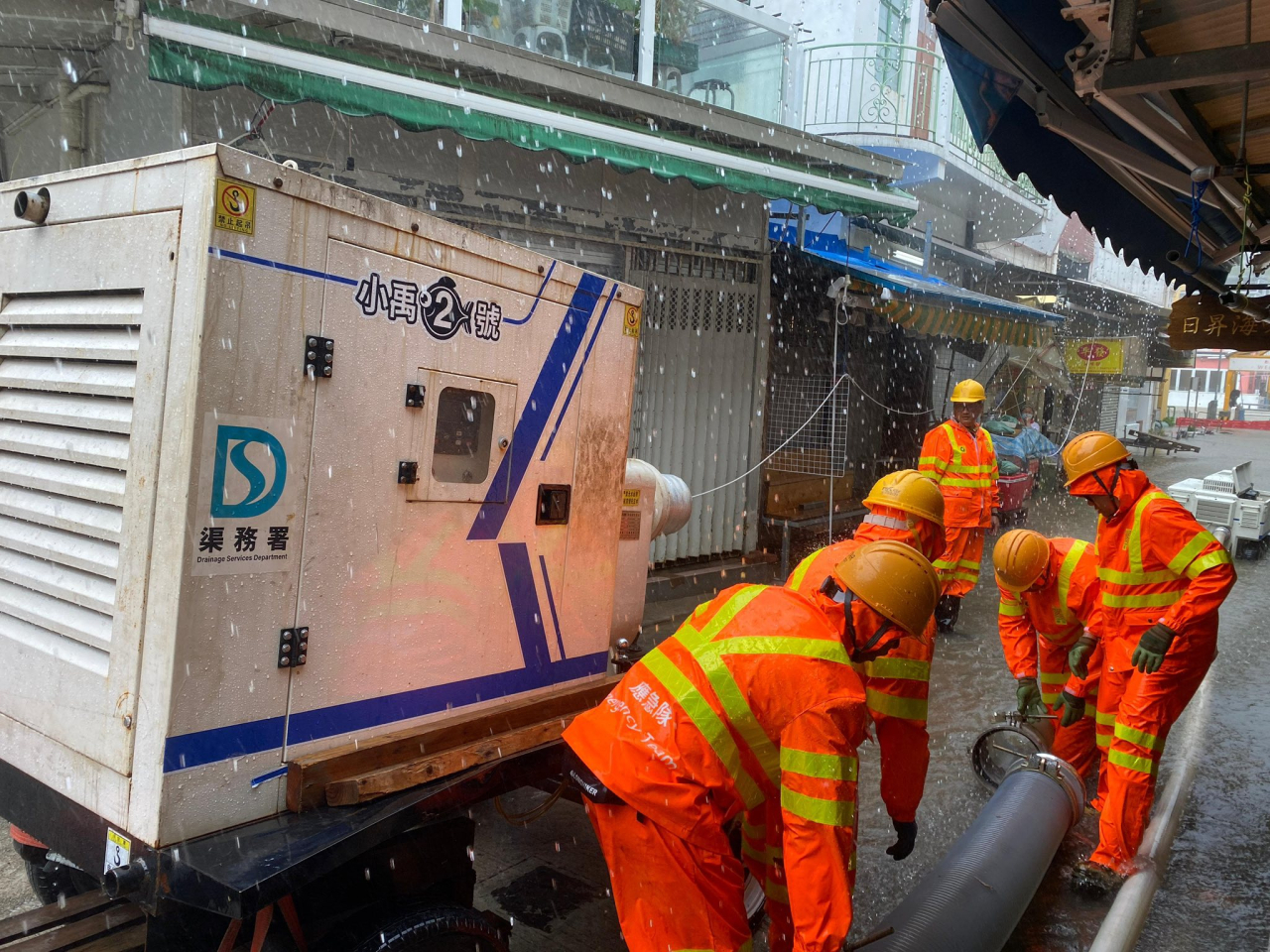 強力排水機械人「小禹」在大澳街市街處理水浸。（渠務署社交網頁圖片）