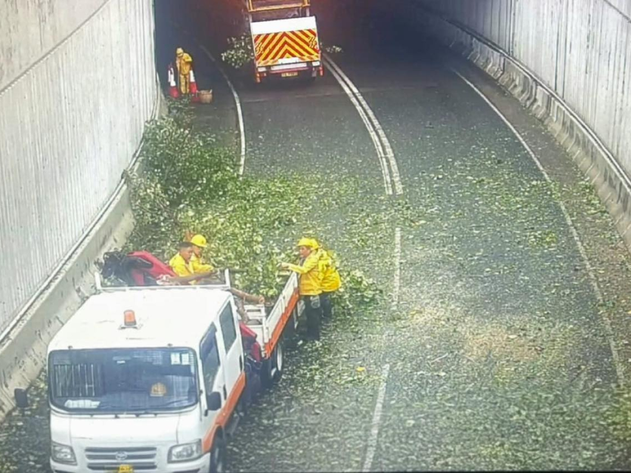 運輸署表示，會盡快開通阻塞道路及讓公交服務恢復營運，盡量將對市民出行的影響減至最低。（運輸署社交網頁）