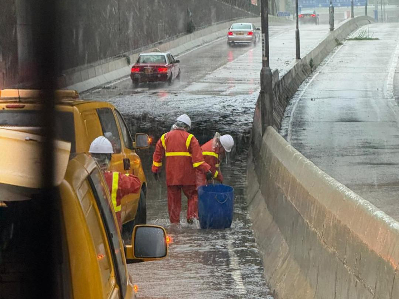 運輸署檢視各主要幹道及連接道路，分辨須優先清理水浸和路面障礙物的位置，協調相關部門執行清理工作。（運輸署社交網頁）