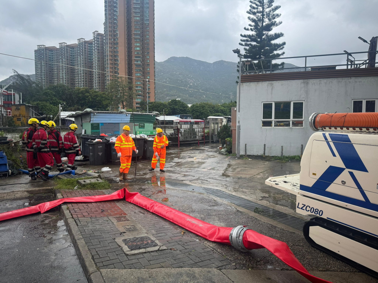 強力排水機械人「龍吸水」處理水浸。（渠務署社交網頁圖片）