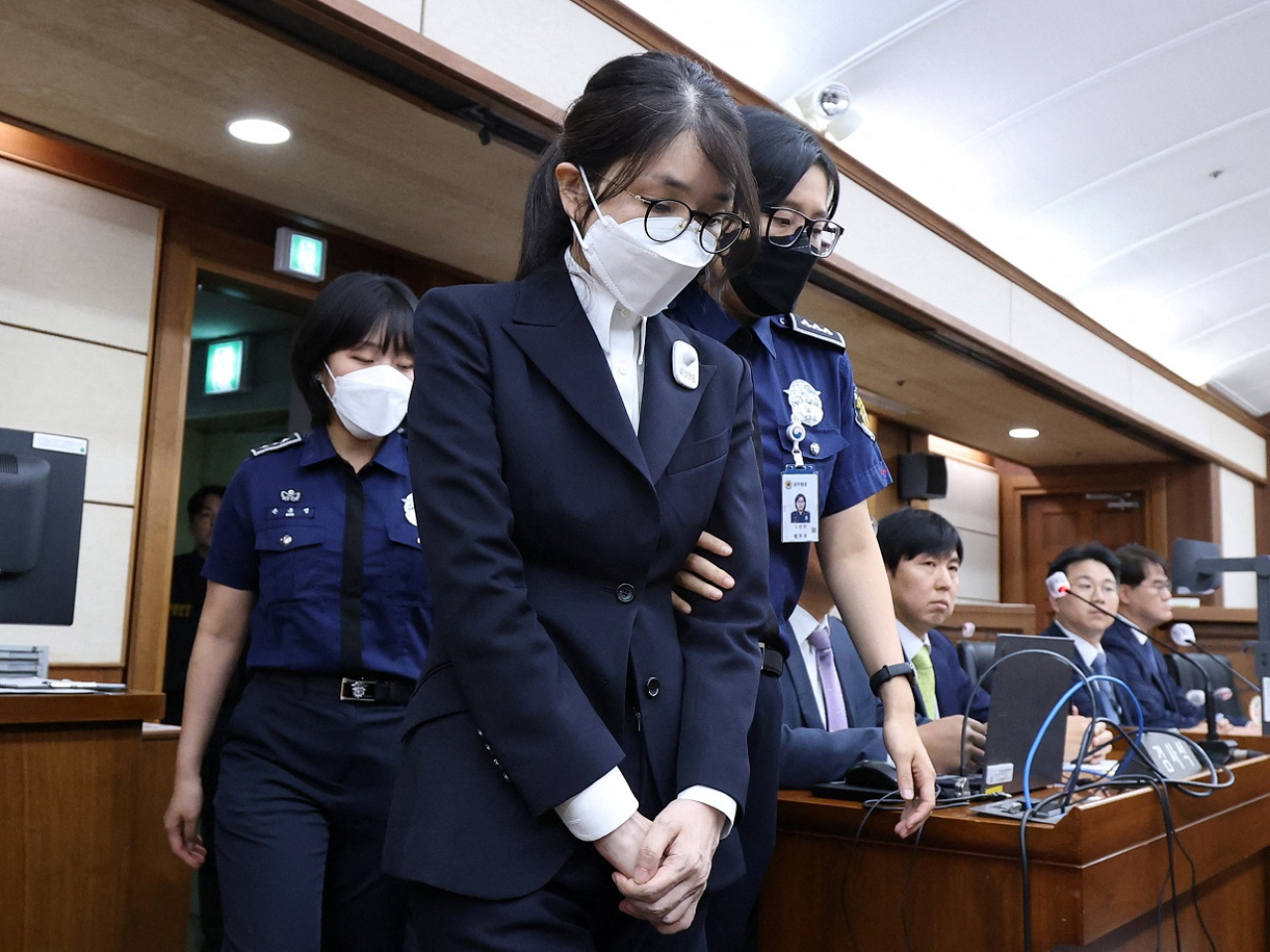 Kim Keon Hee appears in the hearing at the Seoul Central District Court, escorted by guards. Photo: Reuters
