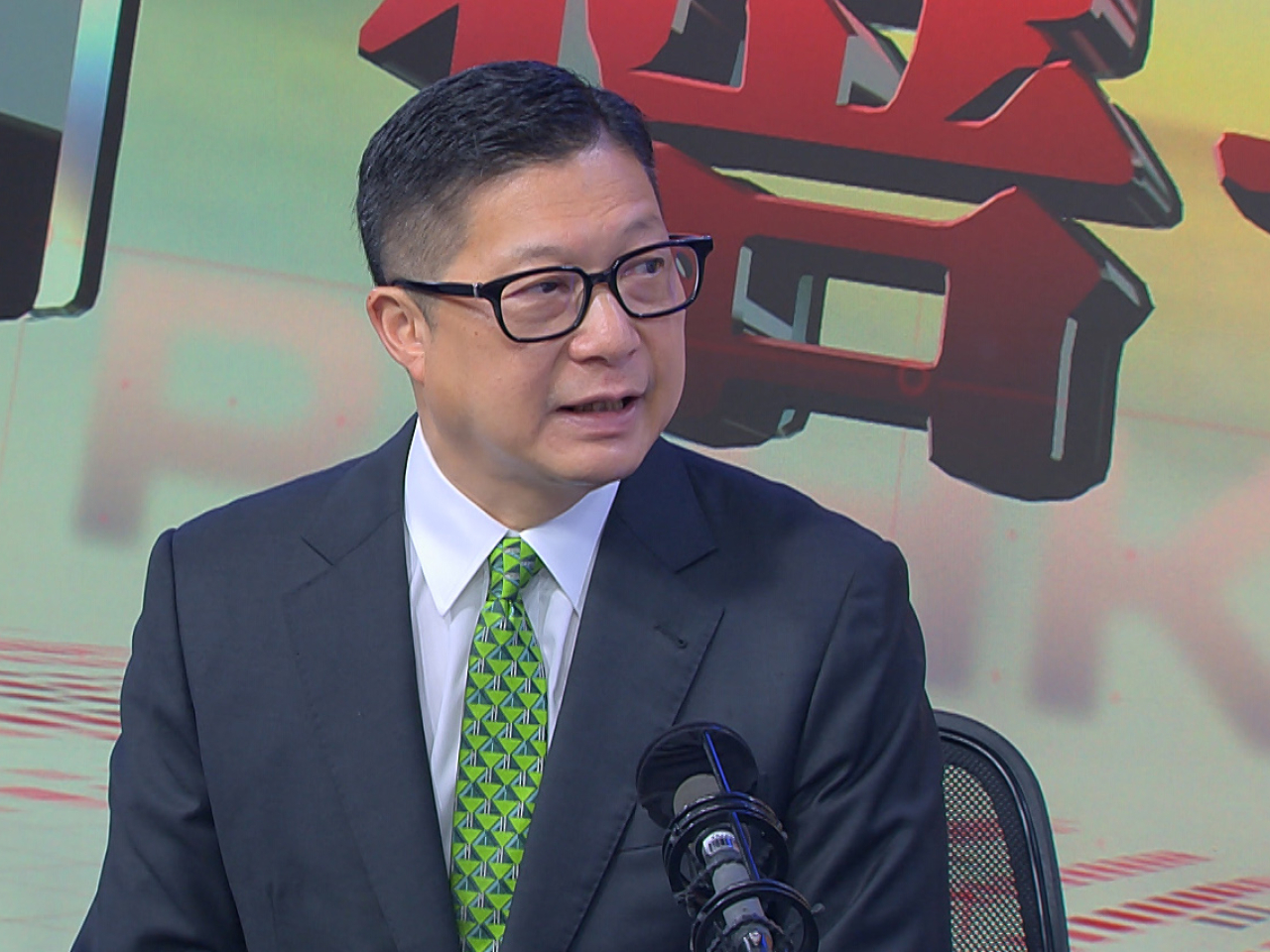 鄧炳強說見到有家長帶小朋友去追風逐浪，令小朋友身處險境，他感到心酸。