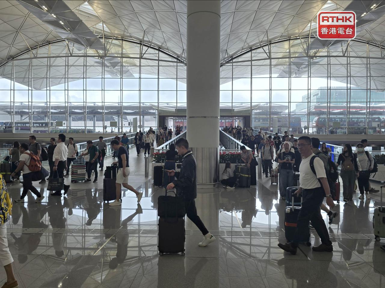 機場早上恢復航班升降，不少市民及旅客提早到機場辦理登記手續。（王慧蓓攝）