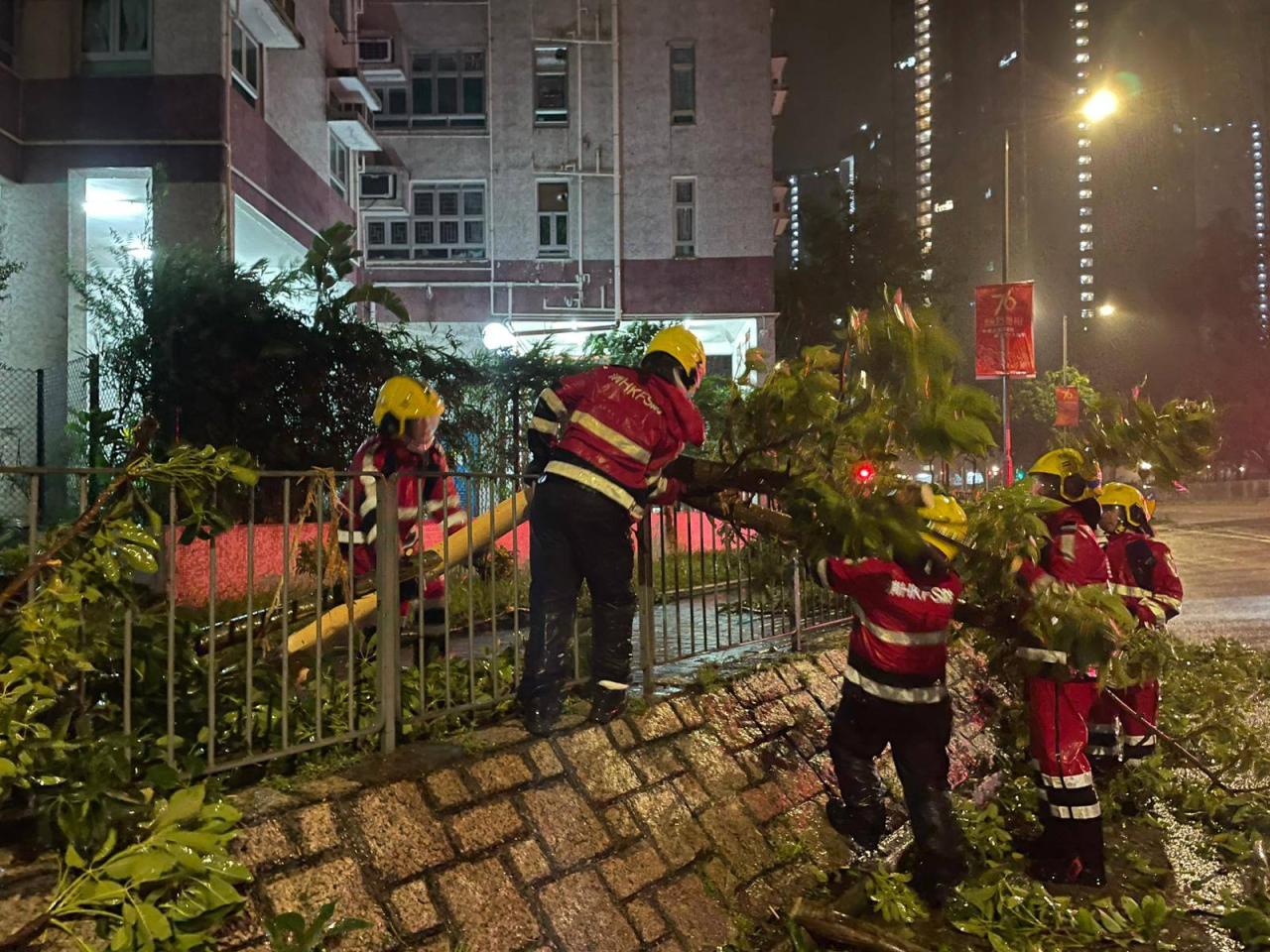 樺加沙襲港期間，消防接獲839宗特別服務召喚包括塌樹及困升降機等。（消防處社交網頁圖片）