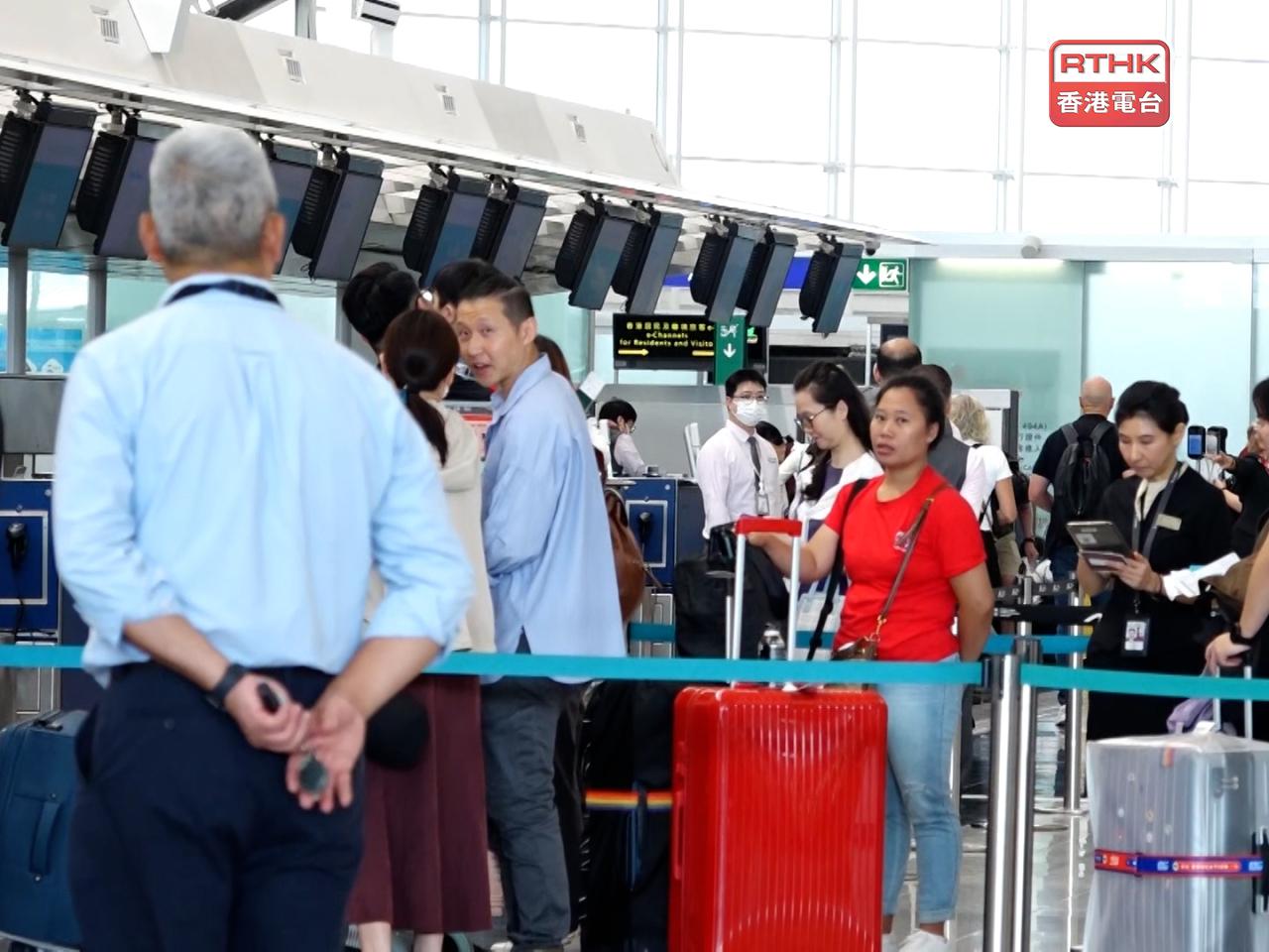 早上不少市民及旅客提早到機場辦理登記手續。（游樹榮攝）