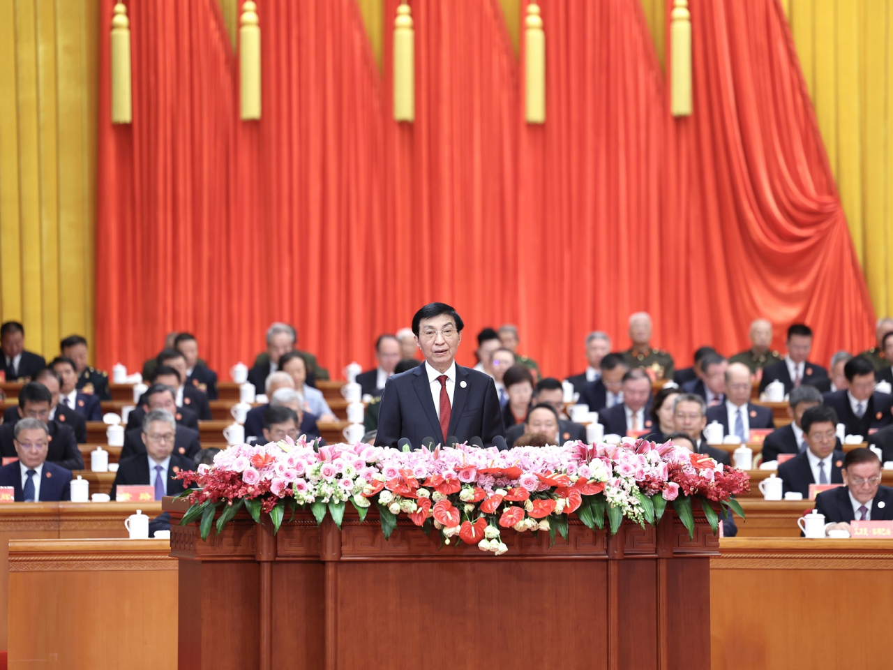 新疆維吾爾自治區成立70周年慶祝大會上午在新疆人民會堂舉行，王滬寧出席並發表講話。（新華社）