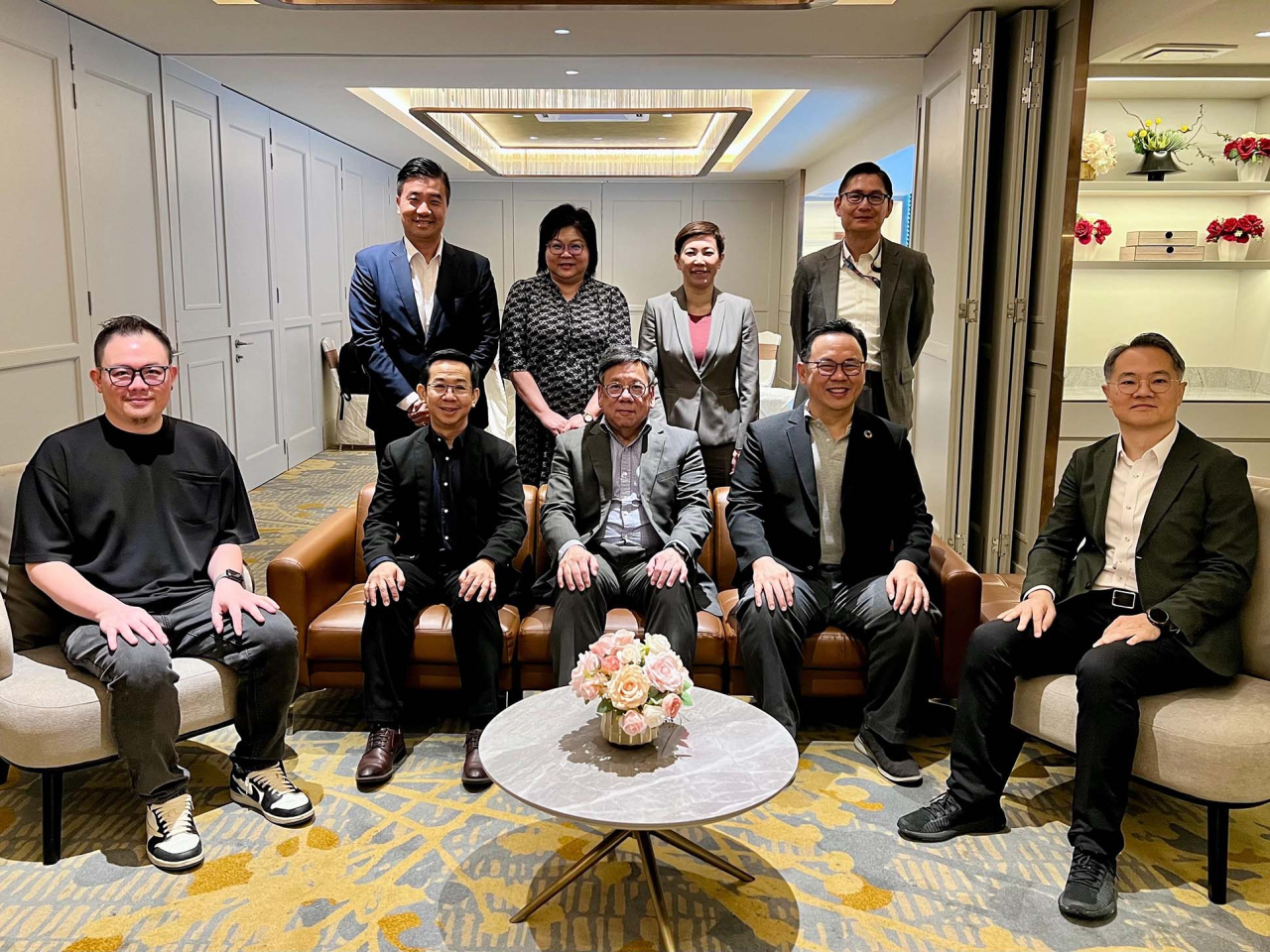 丘應樺（前排中）與馬來西亞跨境電商協會代表會面，就全球電商的急速發展交換意見。（政府新聞處）