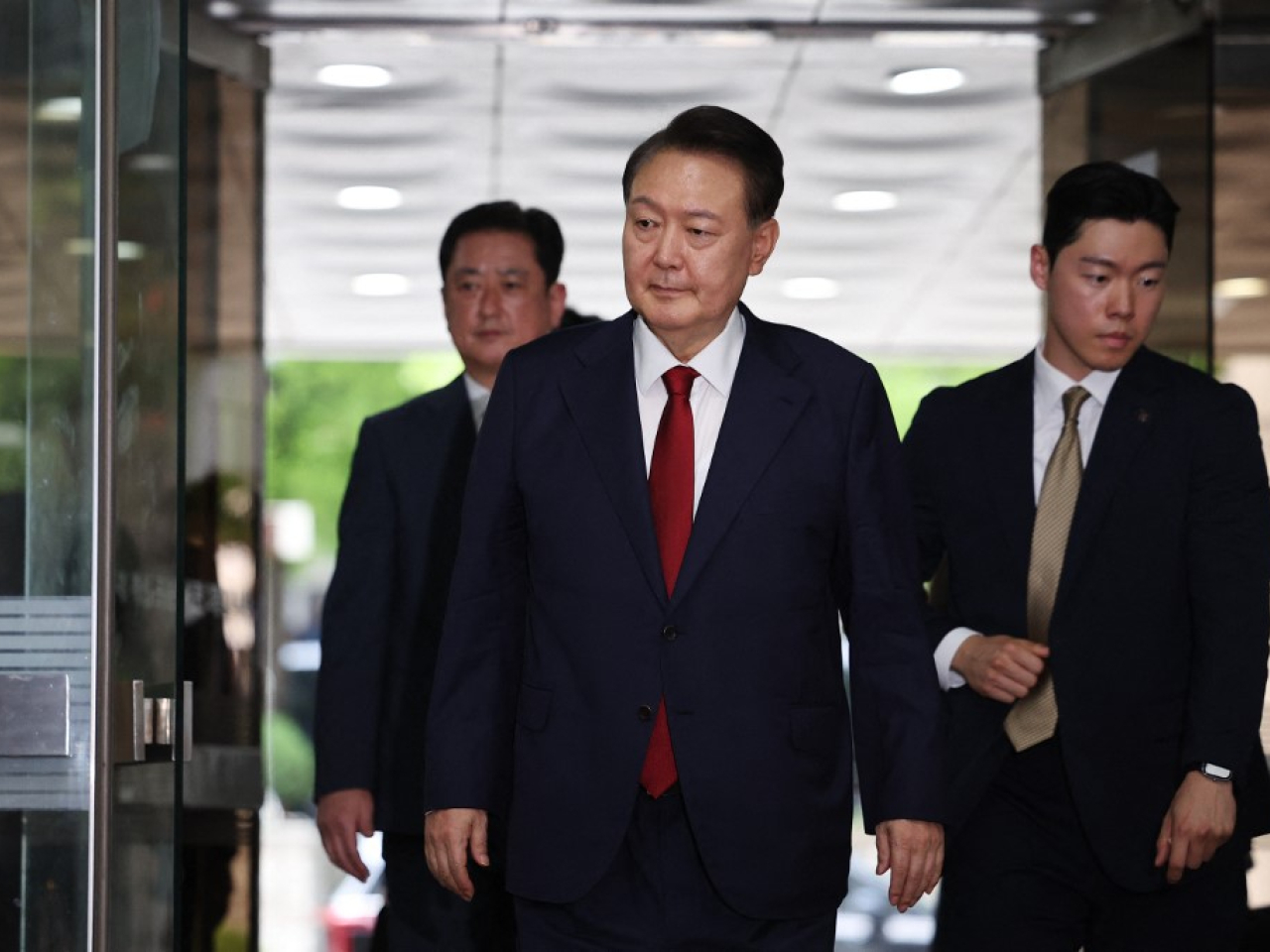 尹錫悅以健康惡化為由，已經連續11次缺席他涉嫌發動內亂案的庭審。（法新社資料圖片）