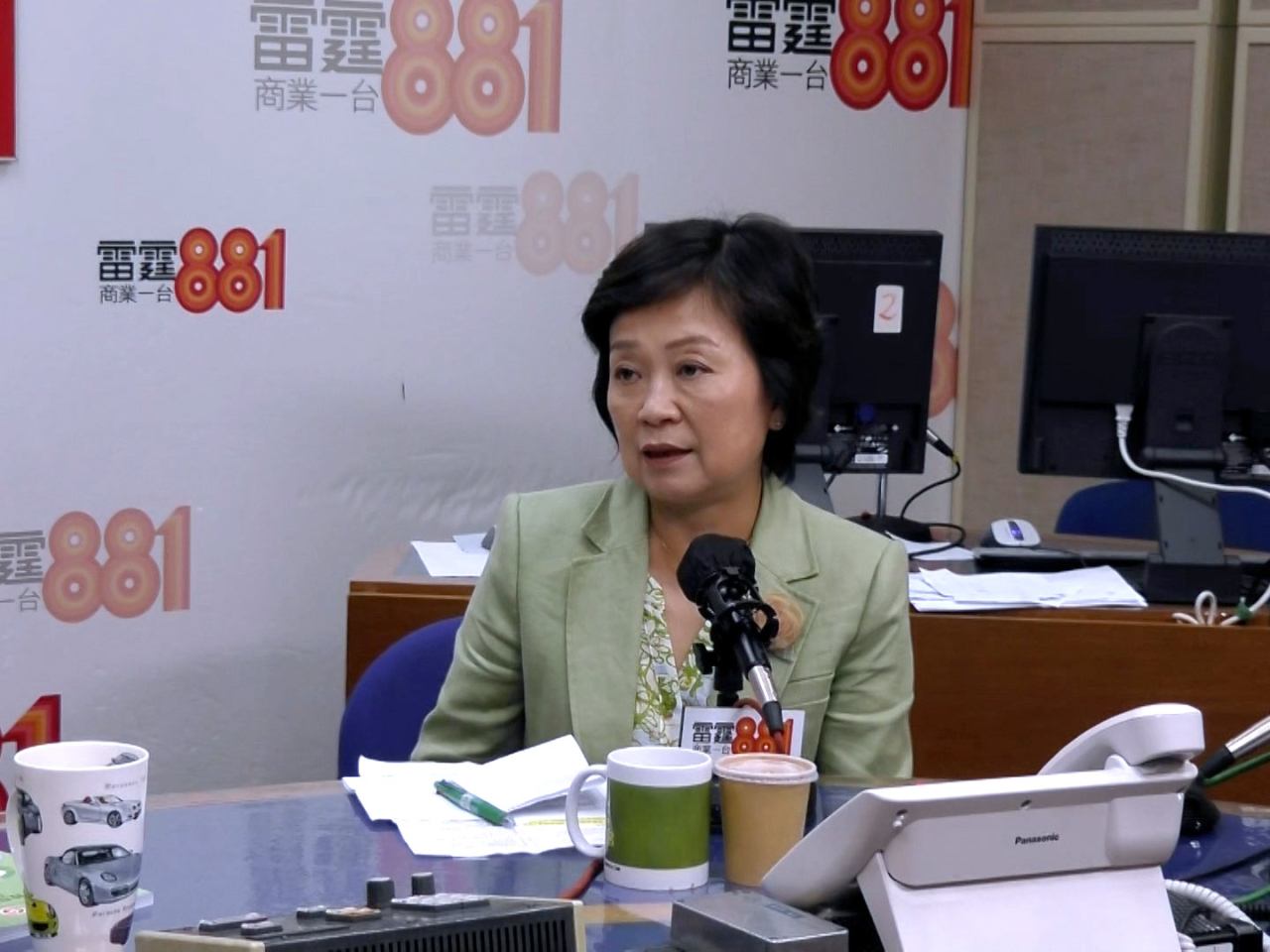 蔡若蓮說掌握到學校情況及政府跨部門的訊息，如各區道路及水浸情況，基本上恢復返學是安全。（商台節目截圖）