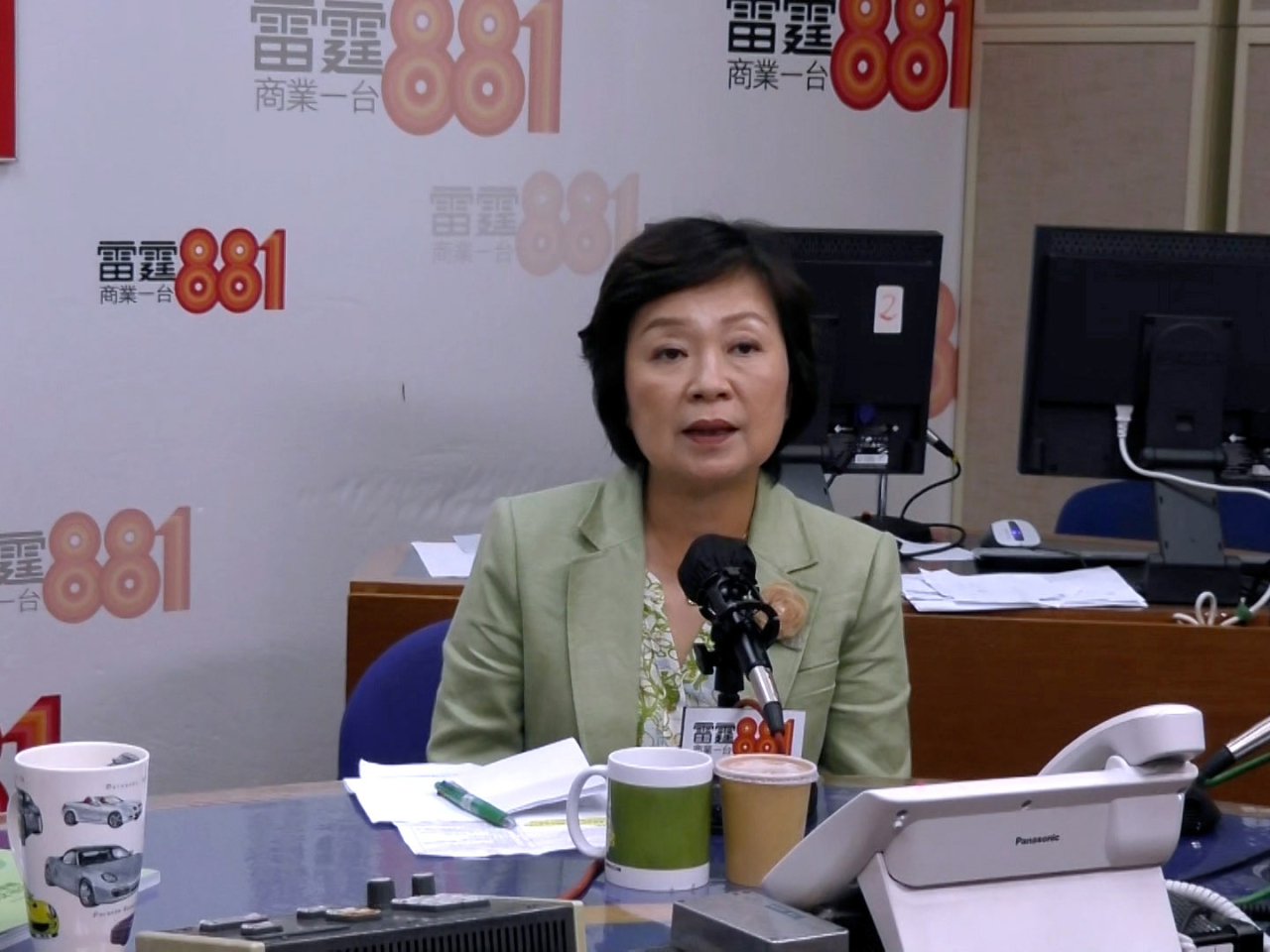 蔡若蓮說政府研究如何確保老師的專業及操守，包括參考其他專業的做法等。（商台節目截圖）