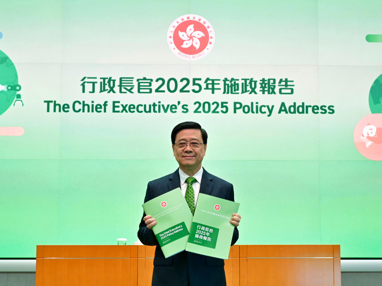 有調查指，逾6成受訪市民滿意新一份施政報告，報告發表後，對香港前景有信心的比率亦較去年高。（政府新聞處）