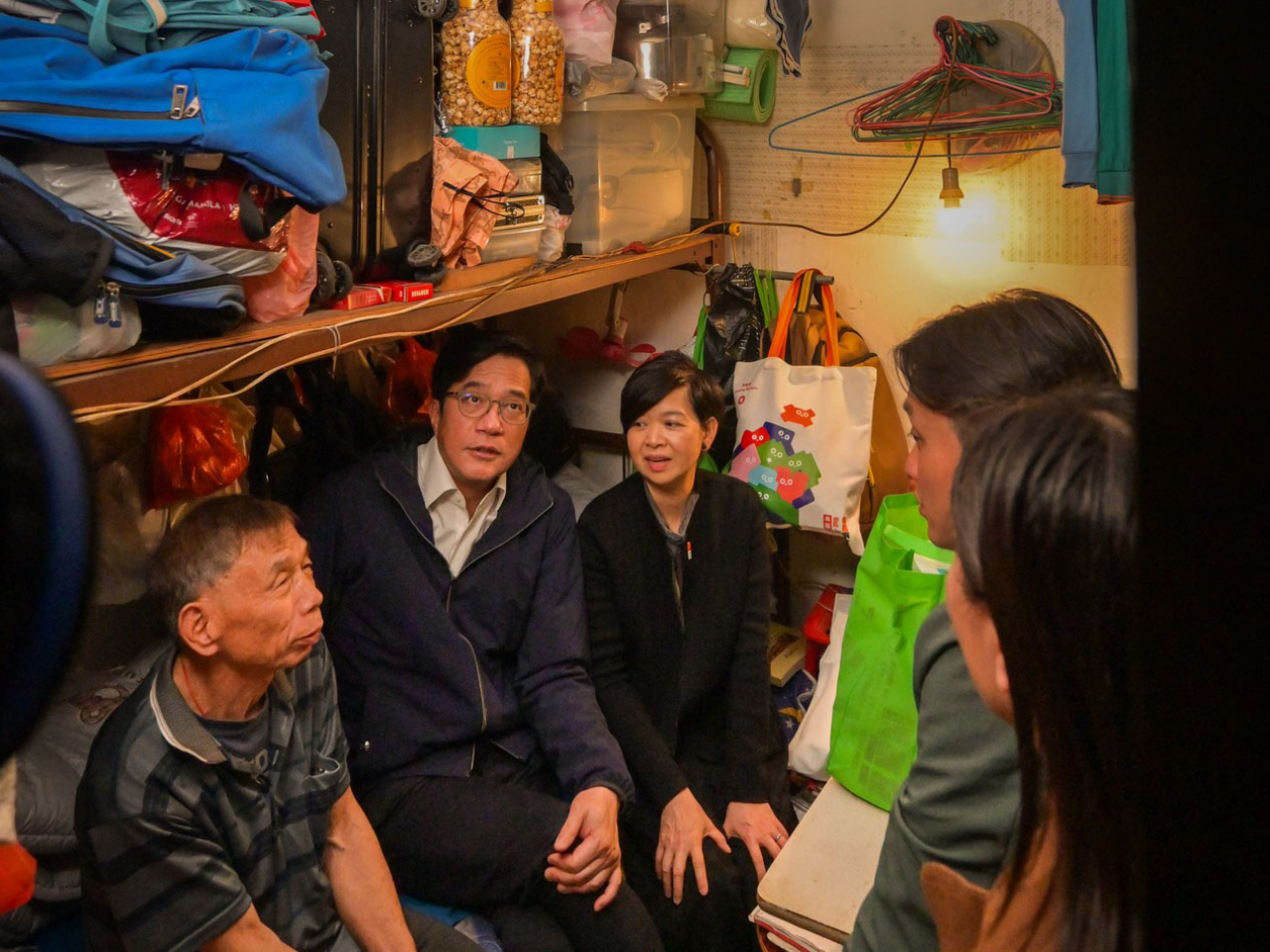黃偉綸與何永賢聯同多名行政會議成員、立法會議員及區議員多次探訪分間單位。（黃偉綸社交網頁圖片）