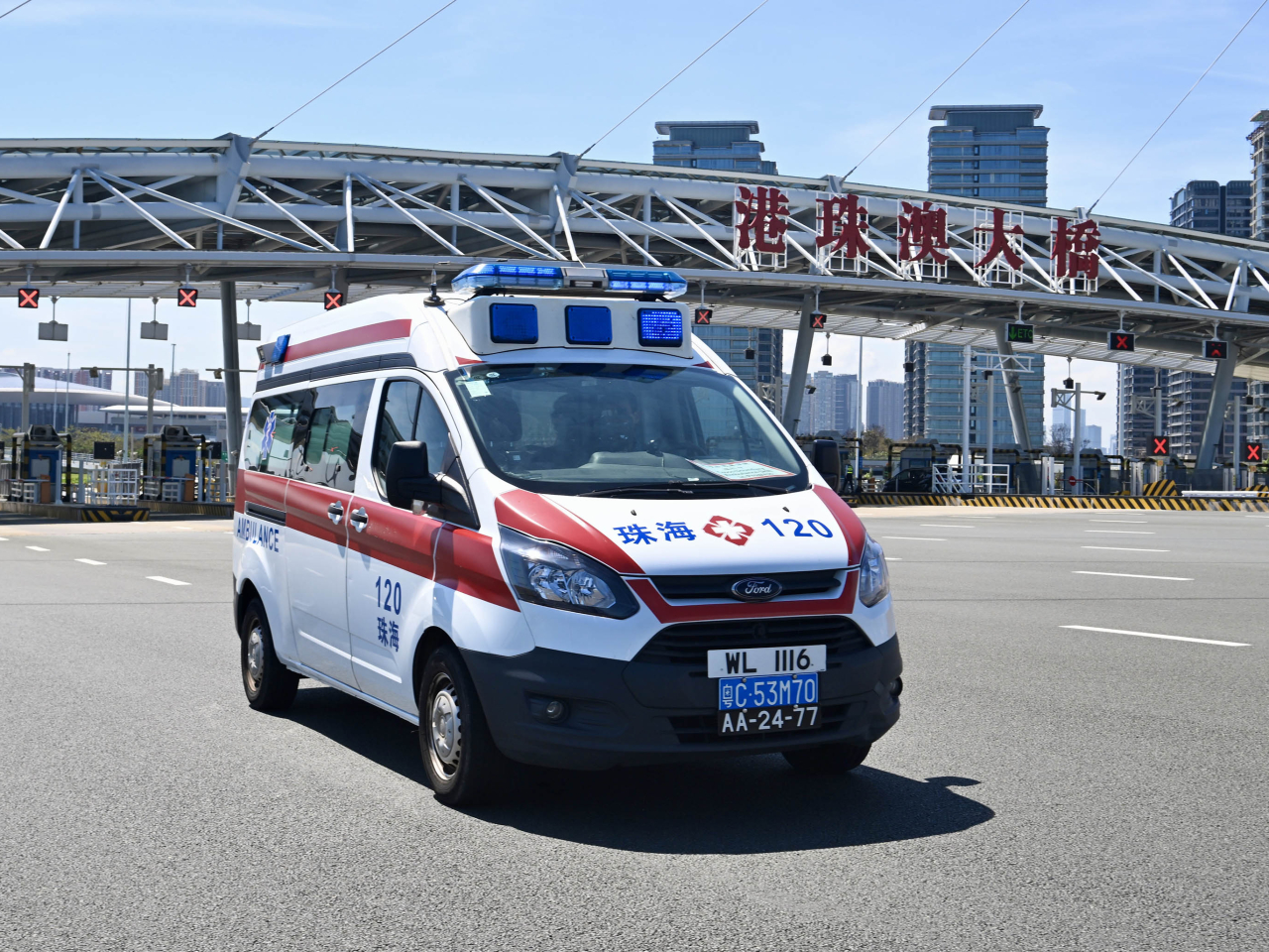 參與演練的珠海跨境救護車經港珠澳大橋前往瑪嘉烈醫院。（政府新聞處）