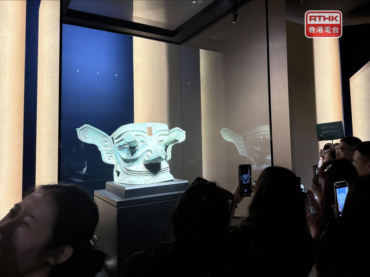 三星堆博物館文物，吸引大批旅客圍觀拍照。（陳曉筠攝）