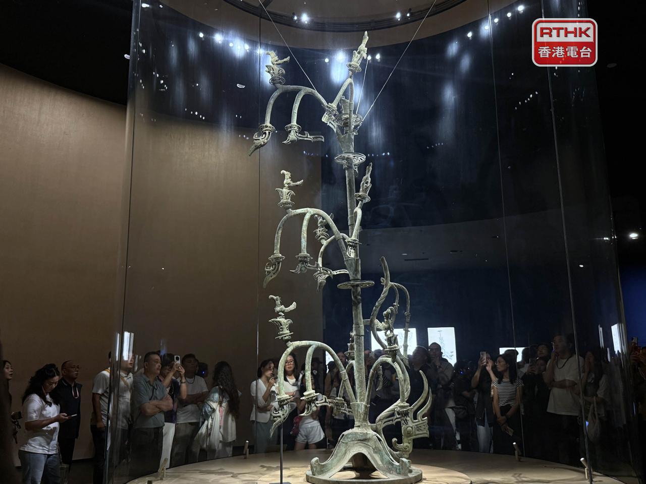 大批旅客到三星堆博物館參觀文物。（陳曉筠攝）