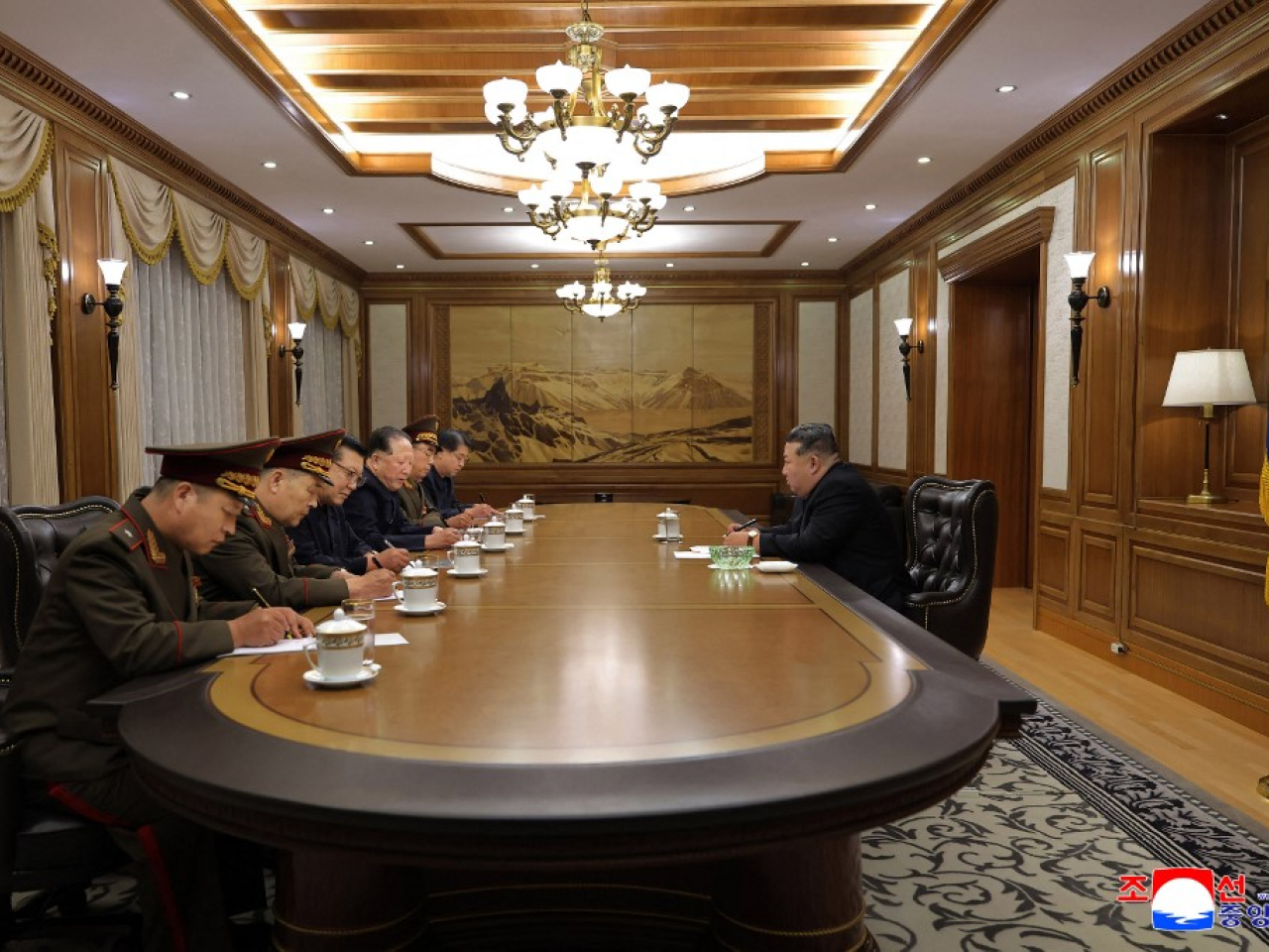 金正恩指導有關核物質及核武器生產的重要協商會議。（法新社）