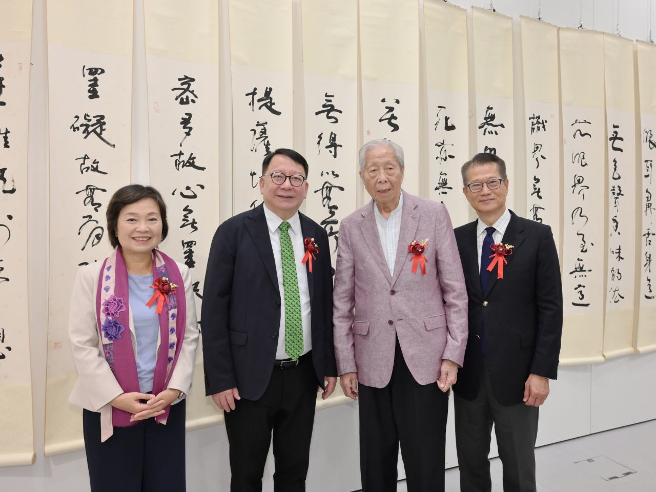 陳國基出席「九十禮讚　翰墨華章——施子清博士書法回顧展」。（政府新聞處）
