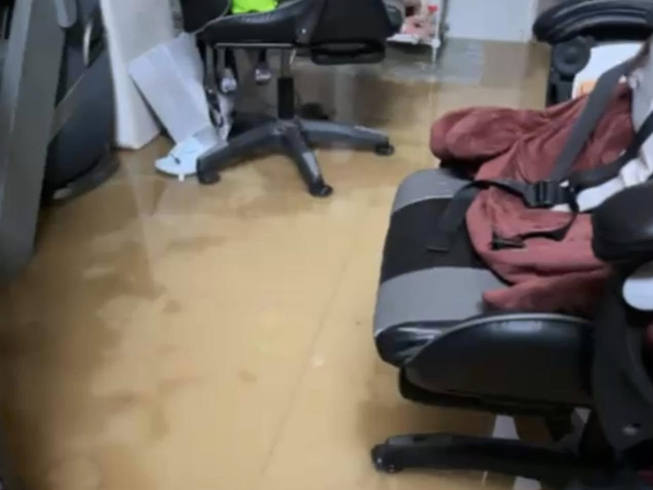 女村民位於山貝村的住所，水退後客廳積水仍超過腳眼。（何永賢社交網頁）