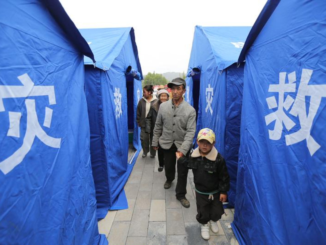 地震發生後，村民進入隴西縣文峰鎮樺林村的受災安置點。(新華社)