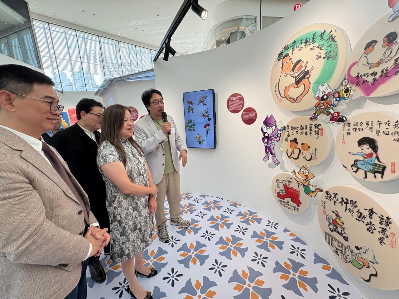 羅淑佩（前排中）參觀「香港漫畫文化展」展品。（政府新聞處）