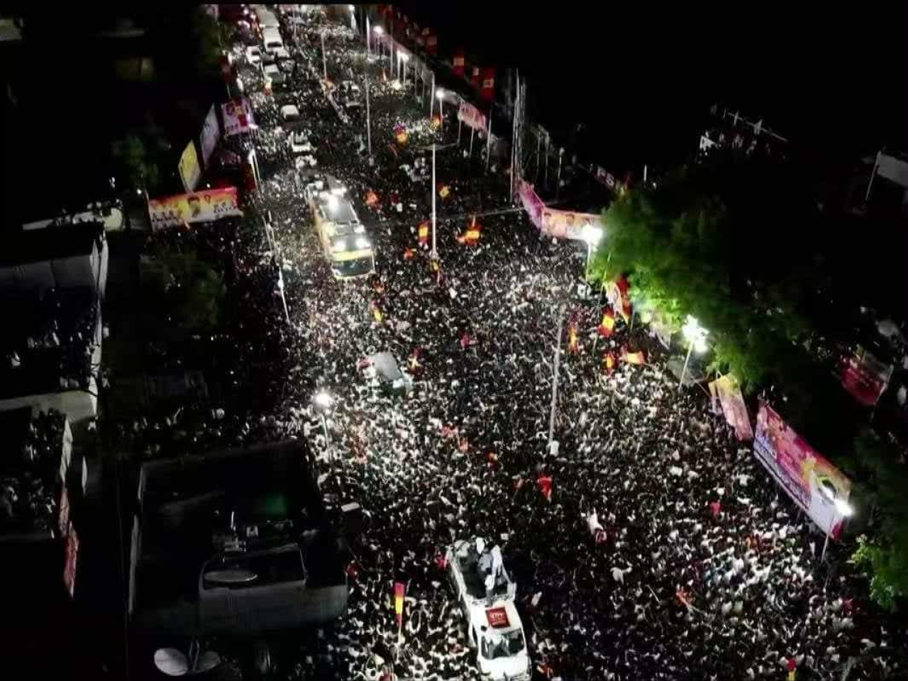 當地傳媒報道，大約3萬人在卡魯爾出席一名演員兼政客的集會。(央視新聞圖片)