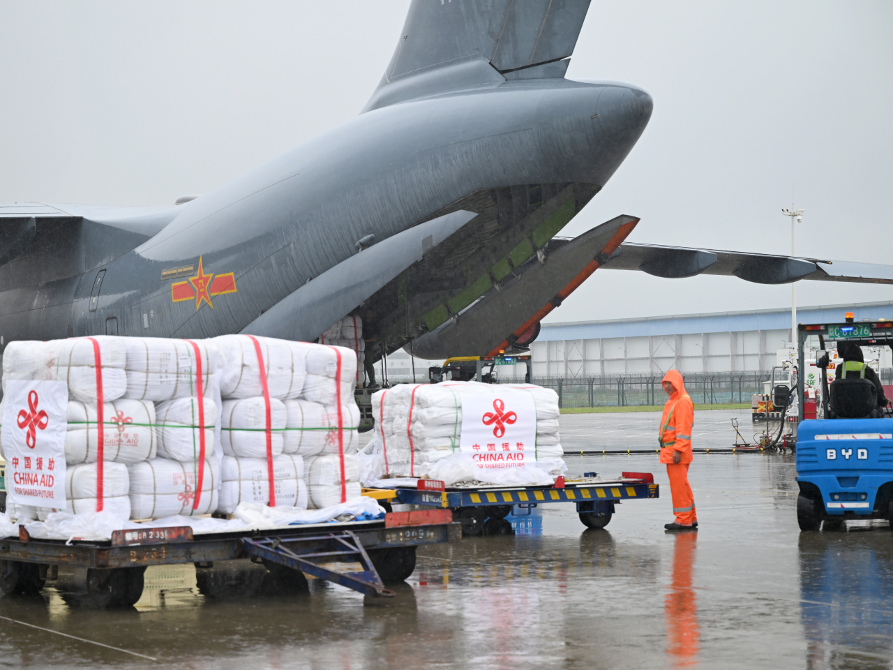 在鄭州新鄭國際機場，工作人員在向飛機裝載中國政府向巴基斯坦提供的抗洪救災物資。（新華社）