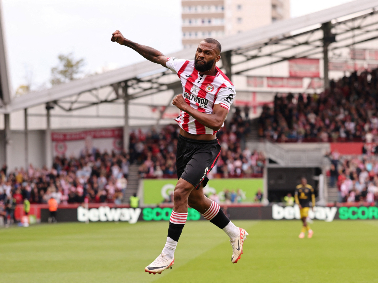 Brentford's Igor Thiago celebrates scoring their first goal against Manchester United. Photo: Reuters
