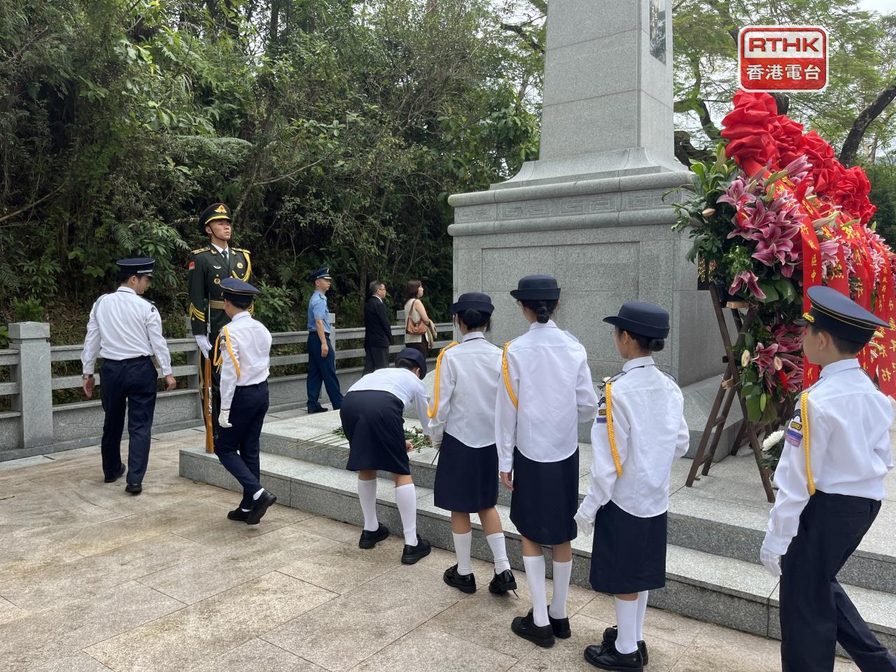 參與人士先後默哀以及在紀念碑前獻花。（鄧鈞尤攝）