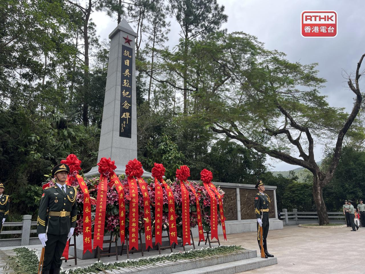 烏蛟騰烈士紀念碑早上舉行紀念儀式。（鄧鈞尤攝）
