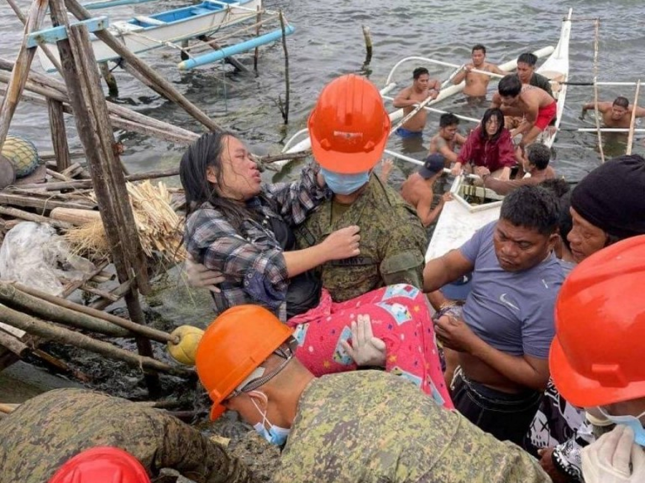Soldiers taking part in search and rescue operations in Guiuan as Typhoon Bualoi swept through the Philippines and now heads for Vietnam. Photo: AFP