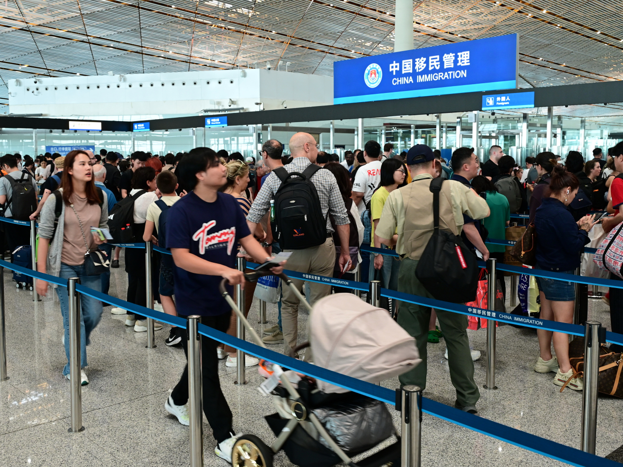 內地當局預測，國慶中秋假期日均出入境旅客將突破200萬人次。（新華社資料圖片）