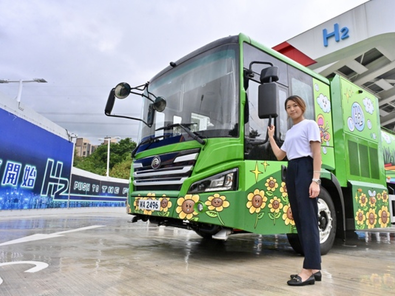 李兆凝指，傳統燃油洗街車在運行過程中會排出廢氣，而氫燃料電池洗街車唯一排放物就是水。（政府新聞網）