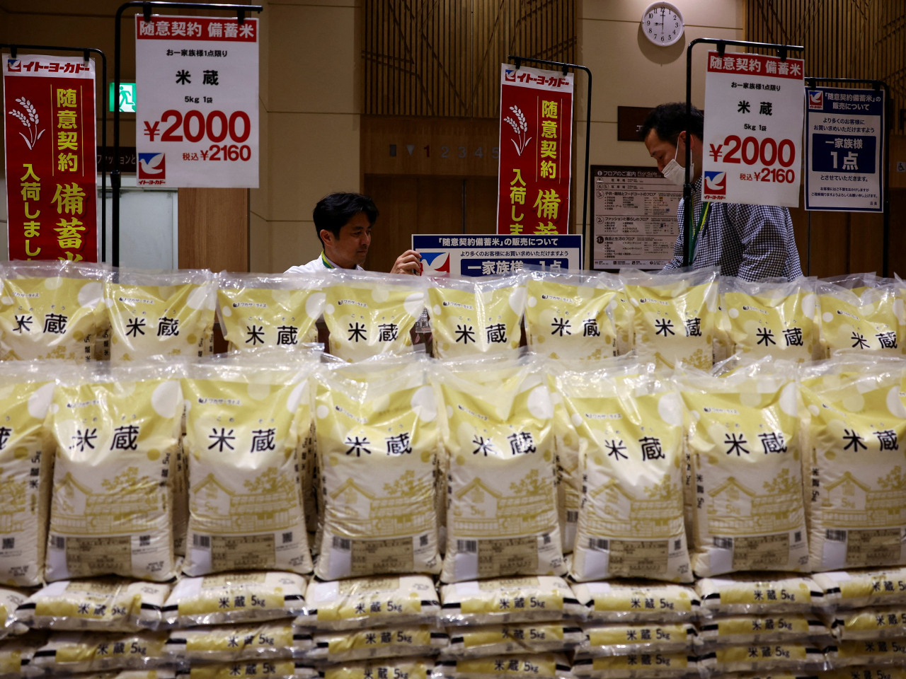 日本內閣府認為，今次民調結果可能反映出以大米為代表的食品價格大幅上漲對民眾生活的影響。(路透社資料圖片)