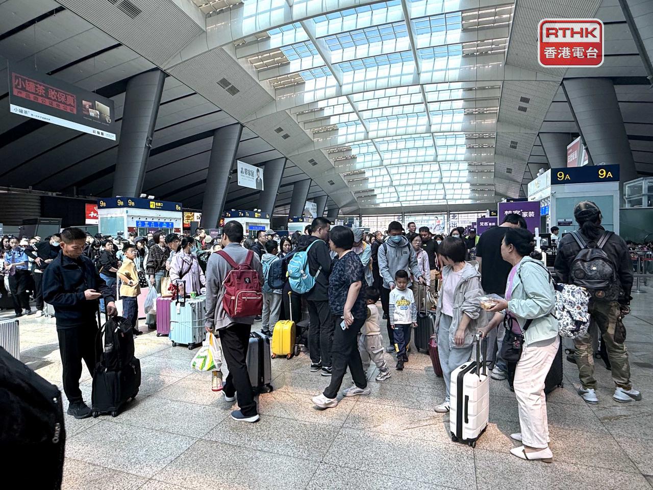 交通運輸部預計國慶中秋8天假期，內地跨區域人員流動量將達到23.6億人次。（港台圖片）
