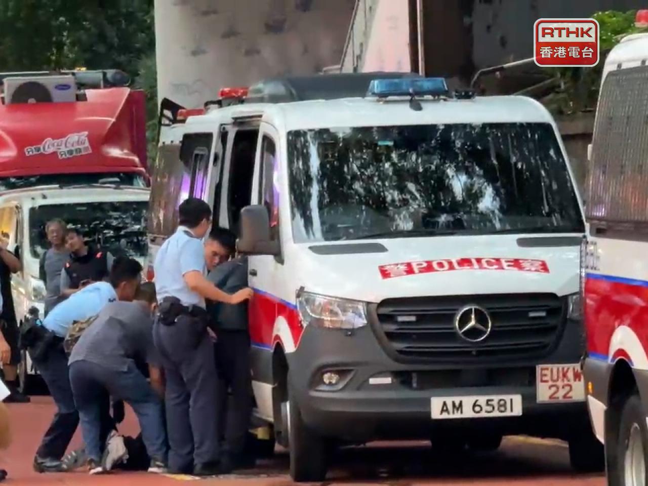 兩名疑犯在逃走期間分別被警方拘捕，並在兩人身上起回3隻手錶。（杜雅莉攝）