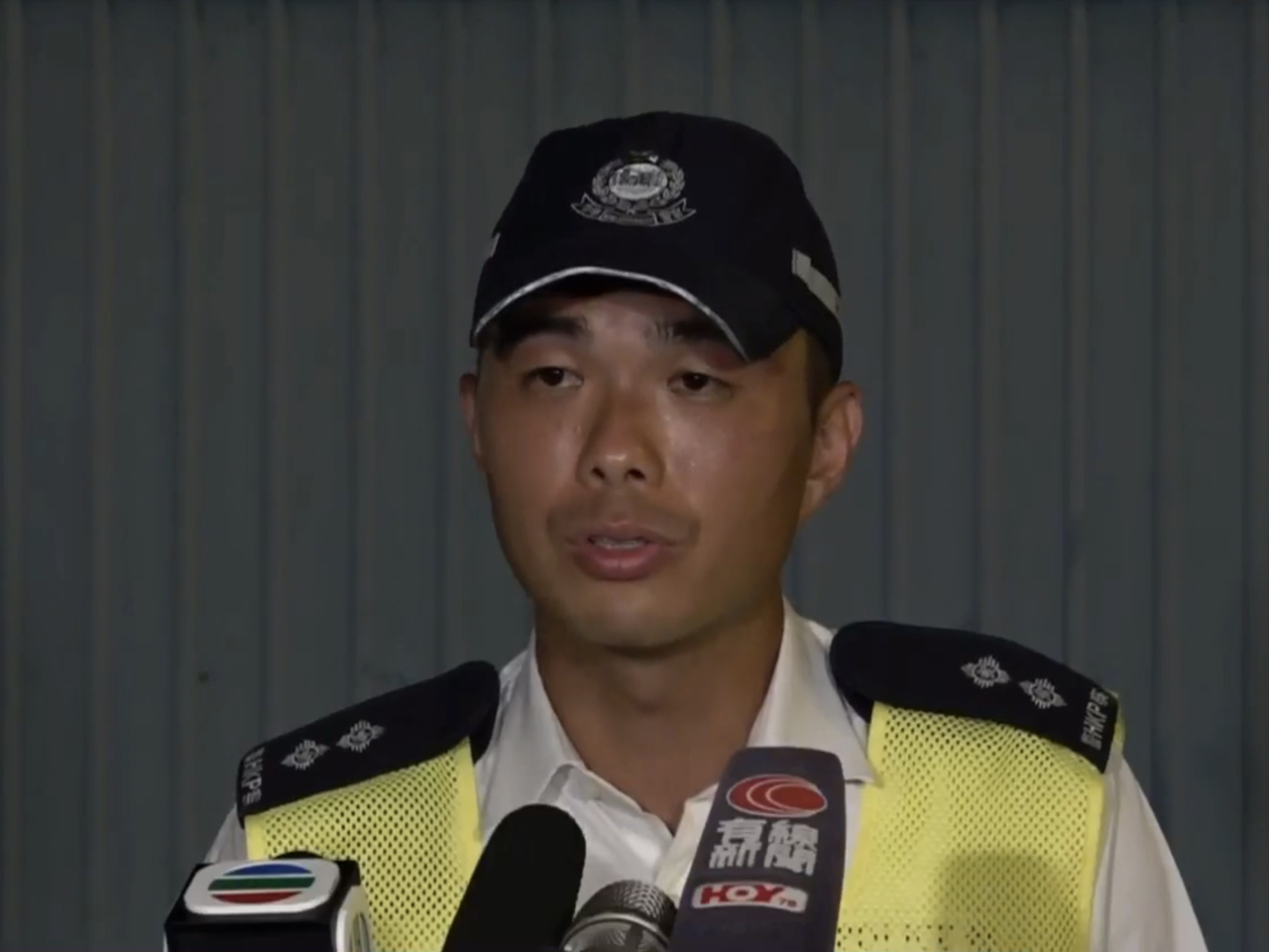 警方在港島區採取打擊「白牌車」的行動，成功截獲兩輛私家車，拘捕兩名司機。（警方社交網頁截圖）