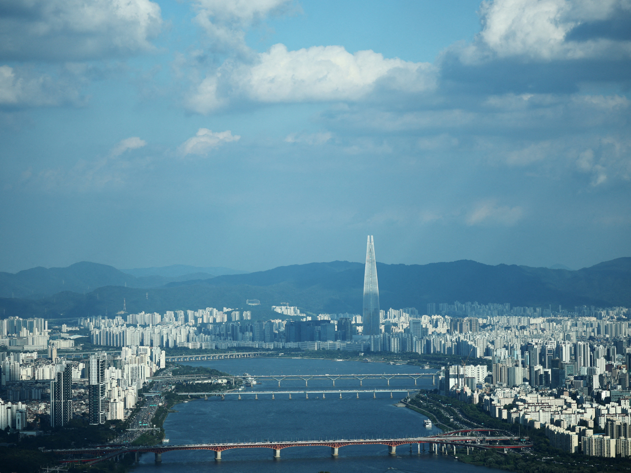 中國三人以上團體游客今日起可試行免簽入韓並停留15天。（路透社資料圖片）