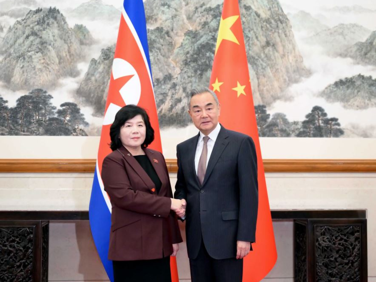 朝中社報道，崔善姬和王毅就國際及地區問題深入交換意見，並達成一致。（外交部網頁）