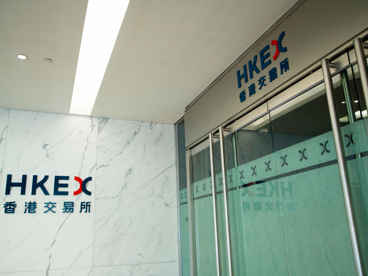 The Hang Seng Index climbed 193 points, or 0.74 percent, to open the week at 26,321. File photo: RTHK