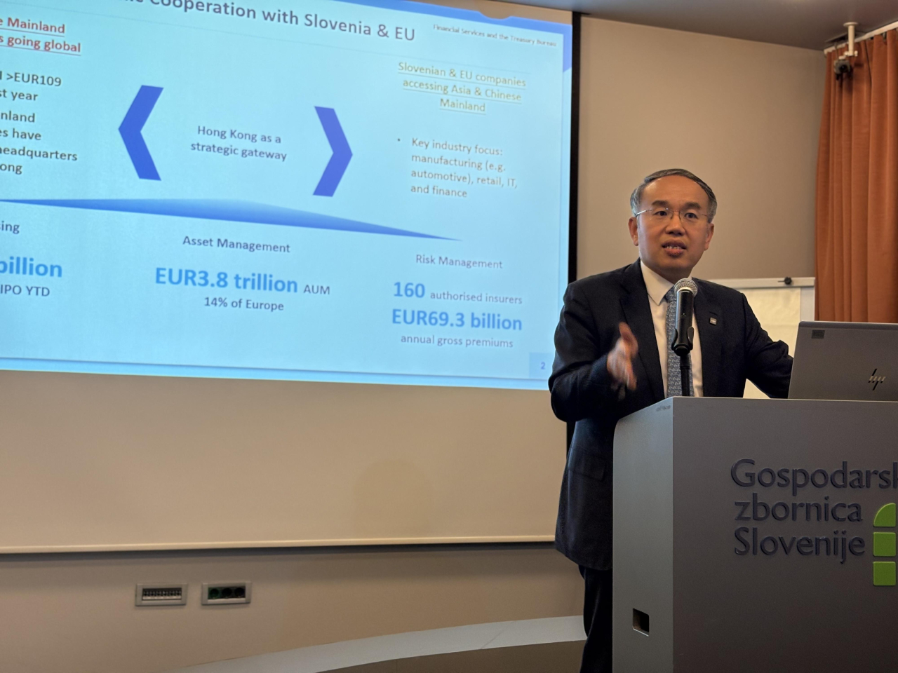 許正宇在斯洛文尼亞出席當地商務活動，介紹香港金融市場最新情況。（財庫局圖片）
