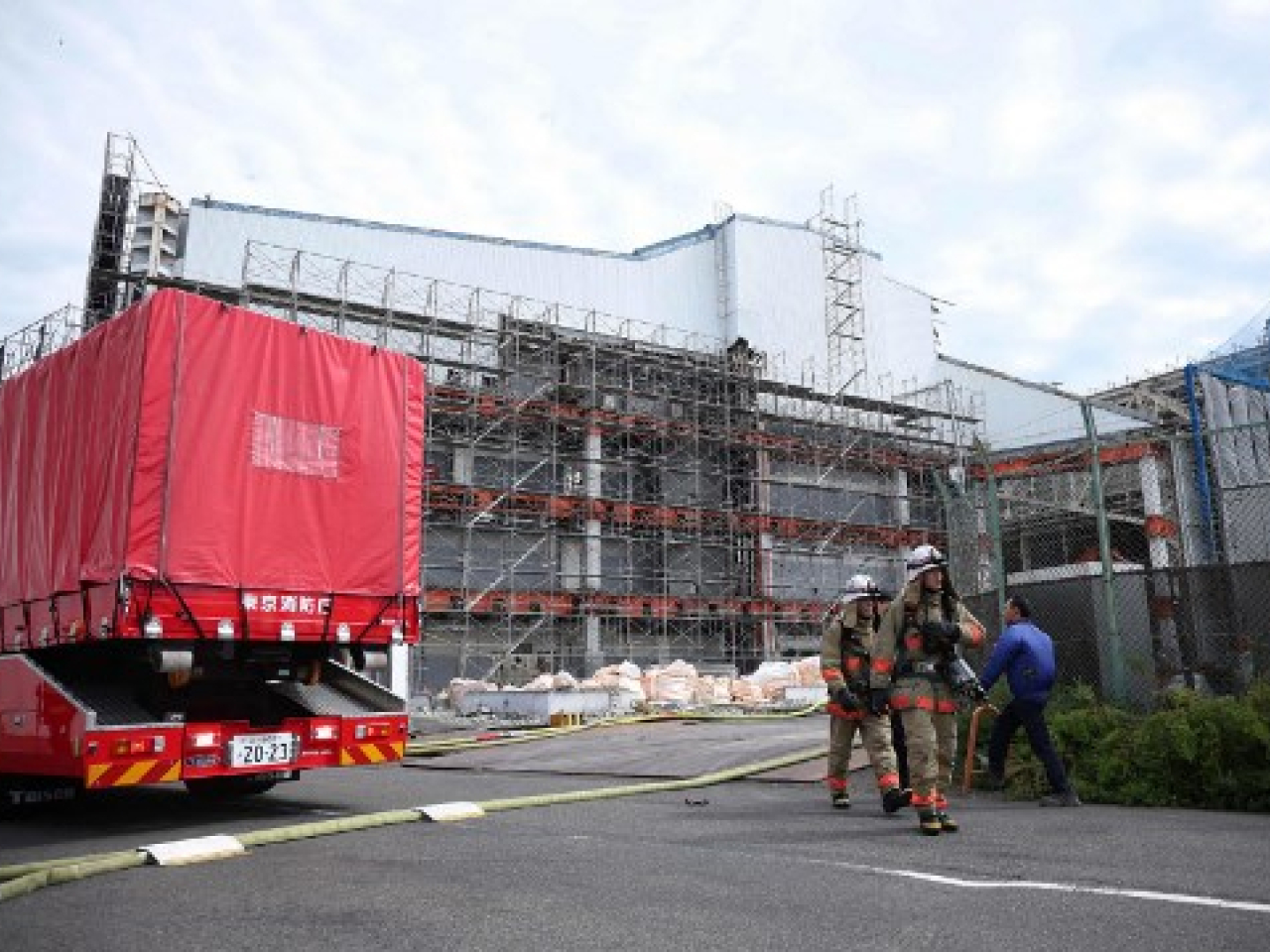 東京羽田機場一座正在拆除的機庫發生火警，其後被救熄。（法新社）