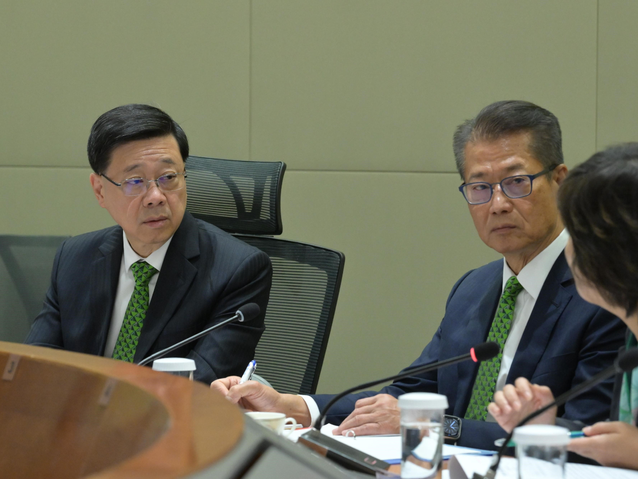 John Lee, left, chairs the inaugural meeting of the Committee on Development of the Northern Metropolis. Photo courtesy of Information Services Department
