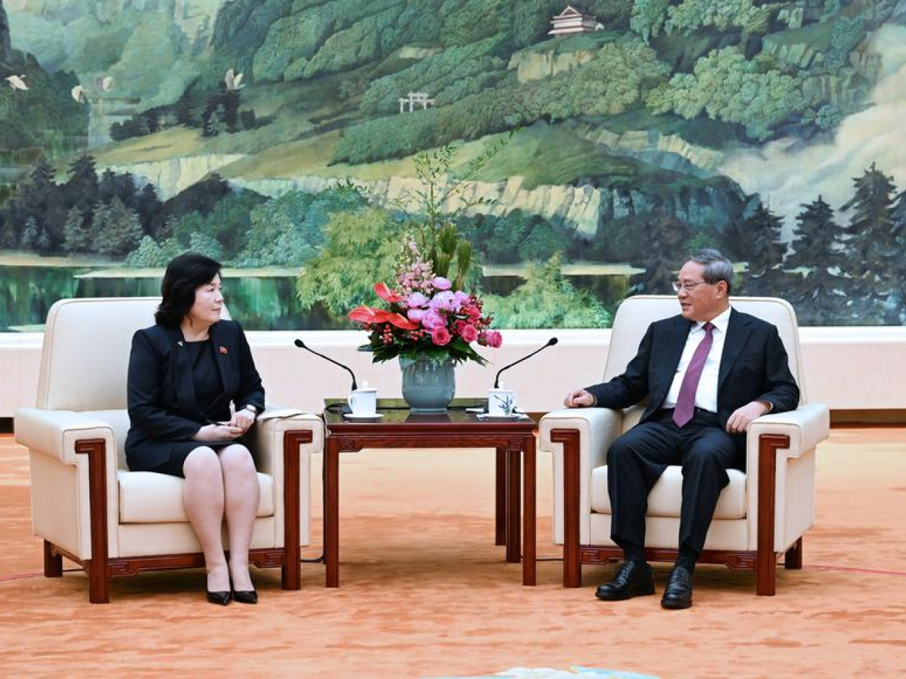 總理李強在北京人民大會堂與北韓外相崔善姬會談。(新華社)