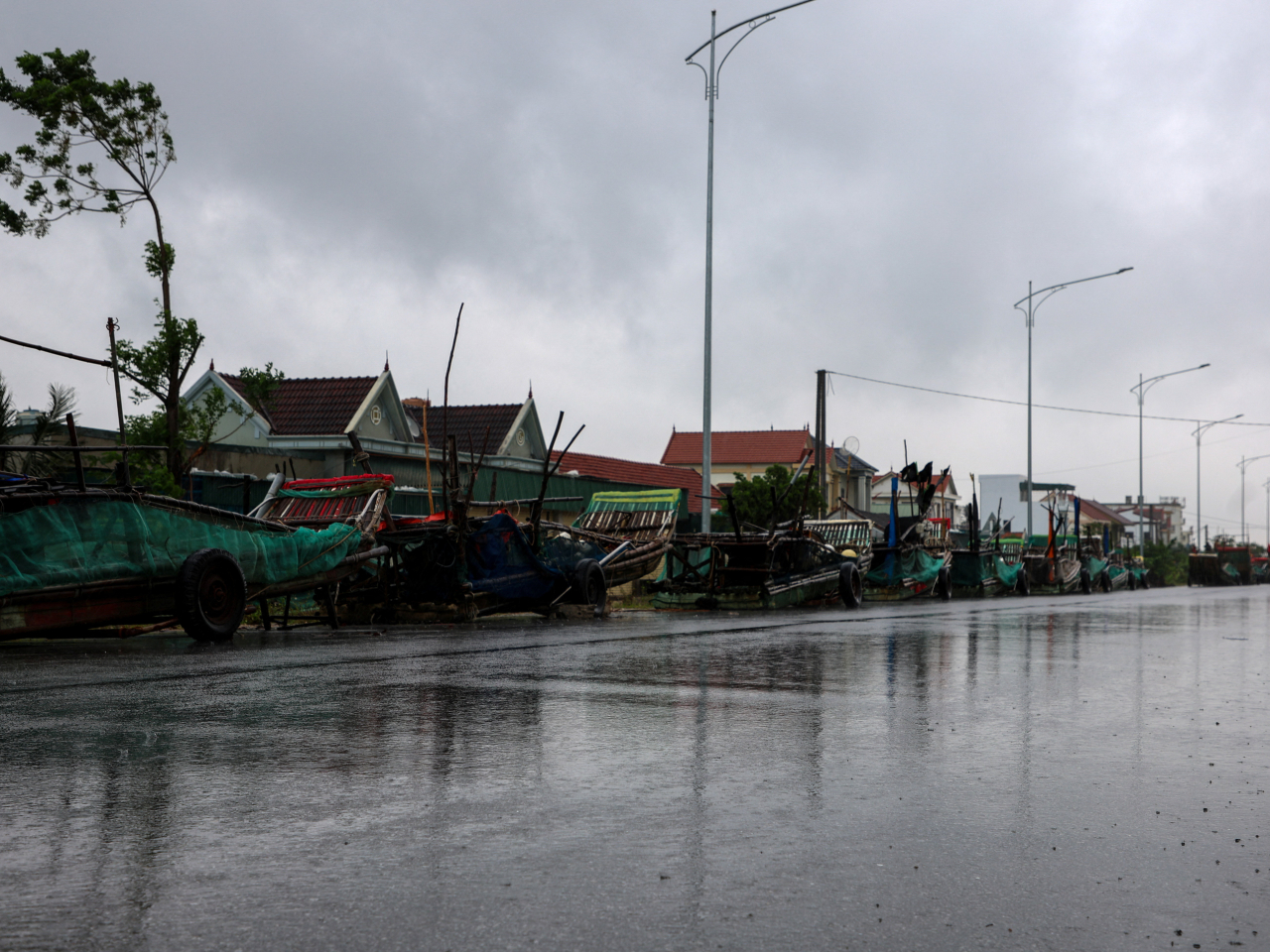 Boats are parked on a roadside in Nghe An province as Typhoon Bualoi hits Vietnam. Photo: Reuters