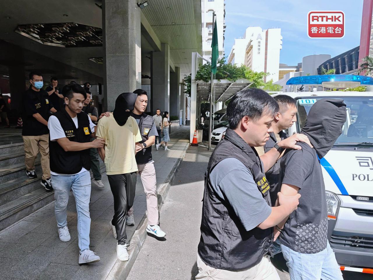 澳門司警下午將三人押往檢察院。（鄭月明攝）