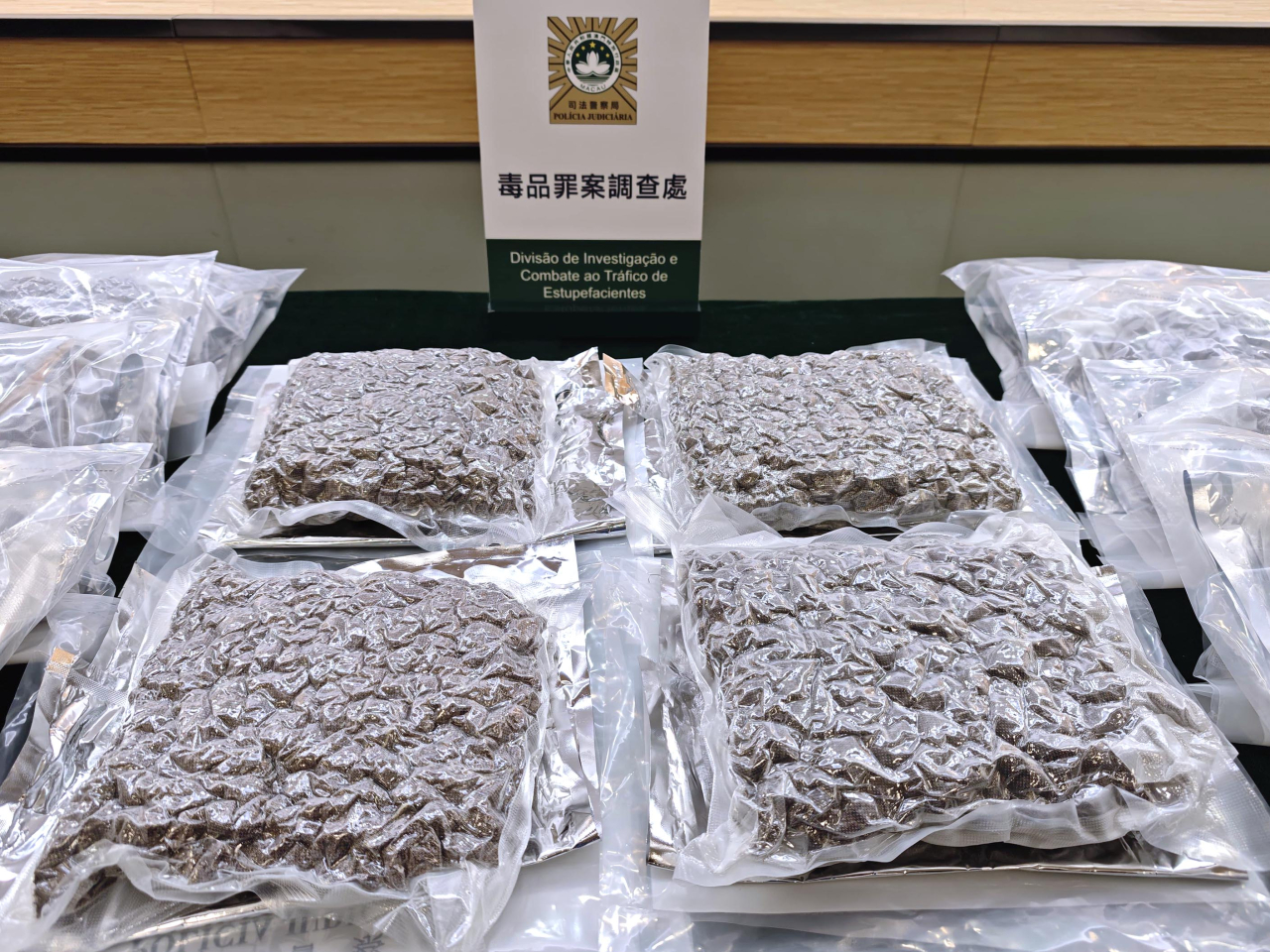 澳門司警展示案中檢獲的大麻花。（鄭月明攝）